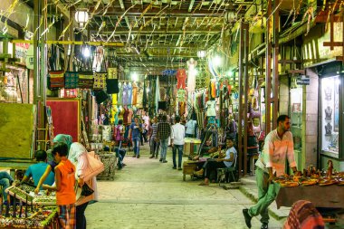 Luxor Mısır 23.05.2018 Luxor veya Aswan, Mısır'da otlar ve baharatlar ile geleneksel baharatlar çarşısı