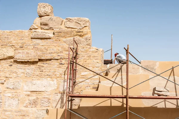 Luxor Egipto 23.05.2018 arqueólogo trabajando en la restauración del Templo Ansciente de Karnak en Luxor - Arqueología en ruinas Tebas Egipto — Foto de Stock