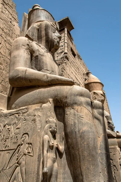 Statyer framför ingången till Luxortemplet, forntida egyptiska tempelkomplexet East bank Nile River Ancient Thebes — Stockfoto
