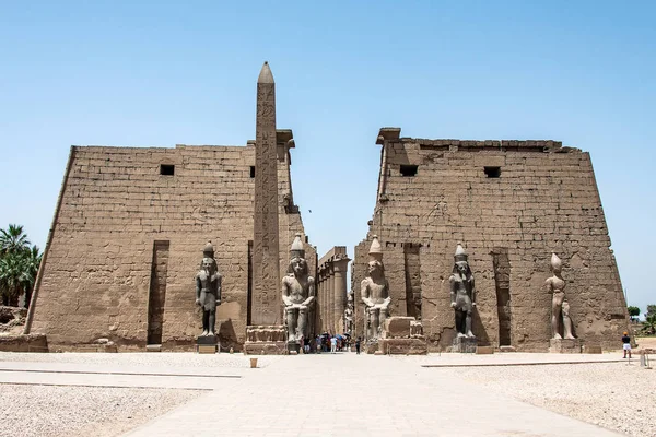 Estátuas em frente à entrada para o Templo de Luxor, templo egípcio antigo complexo banco leste rio Nilo antiga Tebas — Fotografia de Stock