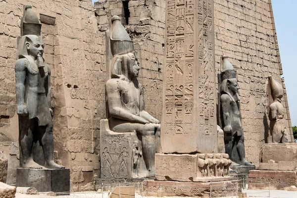 Estatuas en frente de la entrada al Templo de Luxor, Antiguo complejo de templos egipcios orilla este del río Nilo antigua Tebas —  Fotos de Stock