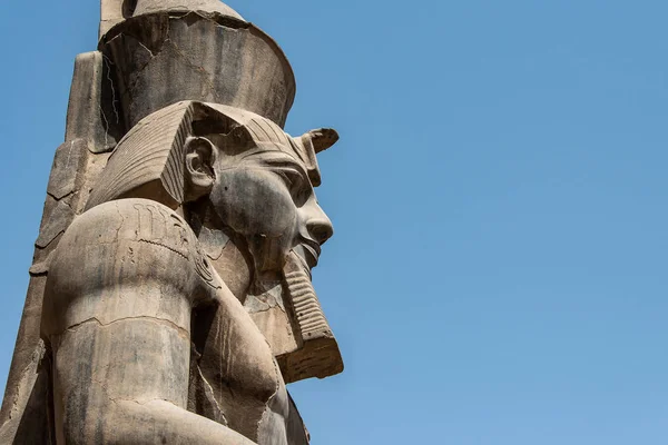 Egipto Templo de Luxor. granito Estatua de Ramsés II sentada frente a columnas — Foto de Stock