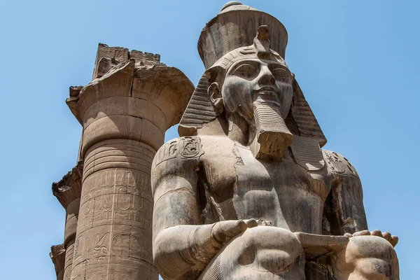 Egypte Temple Louxor. Statue en granit de Ramsès II assise devant des colonnes — Photo