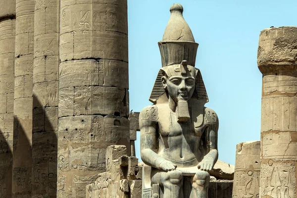 エジプト・ルクソール寺院柱の前に座ったラムセスIIの花崗岩像 — ストック写真