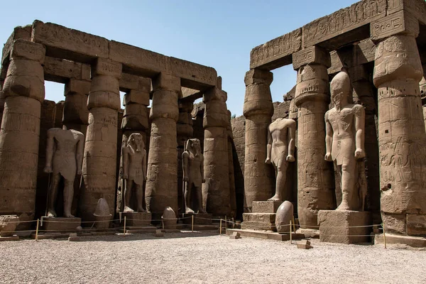 Ancient Sculptures and columns hieroglyphs and relief engravings carved into a stone wall at Luxor Temple of Amun-Ra — Stock Photo, Image