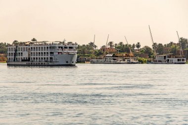 Luxor Egypt 18.05.2018 Batı Şeria'da ve Luxor yakınlarındaki Cruise Boat swimming Hotel ile Nil Nehri'ne bakış