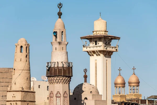 Katholieke kerk en moslim moskee toren religie symbolen samen in Luxor tempel — Stockfoto