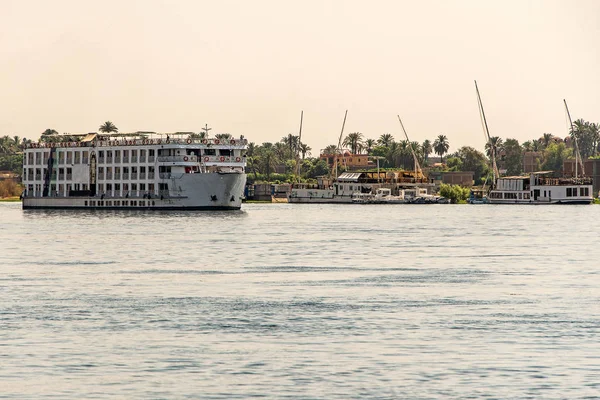 Luxor Egypt 18.05.2018 View on the Nile River with the Cruise Boat swimming Hotel on West Bank and near Luxor — Stock Photo, Image