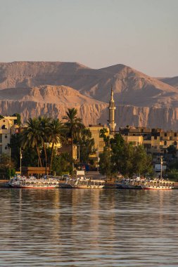 Luxor, Mısır 17.05.2018 Luxor, Mısır'da yelkenlilerle Nil nehri batı kıyısı nın kıyı şeridinin görünümü