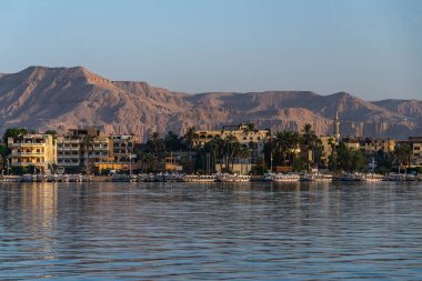 Luxor, Mısır 17.05.2018 Luxor, Mısır'da yelkenlilerle Nil nehri batı kıyısı nın kıyı şeridinin görünümü