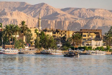 Luxor, Mısır 17.05.2018 Luxor, Mısır'da yelkenlilerle Nil nehri batı kıyısı nın kıyı şeridinin görünümü