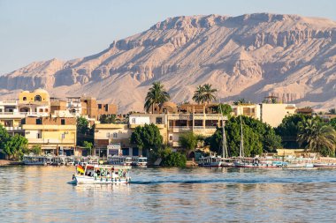 Luxor, Mısır 17.05.2018 Luxor, Mısır'da yelkenlilerle Nil nehri batı kıyısı nın kıyı şeridinin görünümü
