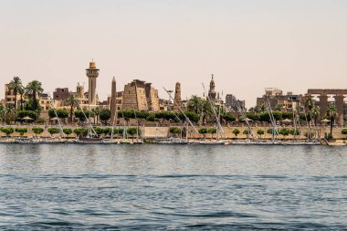 Luxor, Mısır 17.05.2018 Luxor, Mısır'da yelkenlilerle Nil nehri batı kıyısı nın kıyı şeridinin görünümü