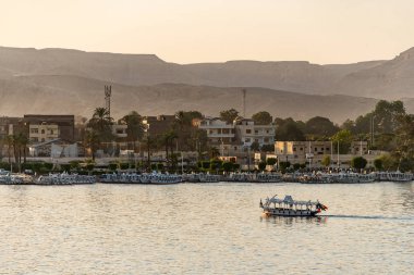 Luxor, Mısır 17.05.2018 Luxor, Mısır'da yelkenlilerle Nil nehri batı kıyısı nın kıyı şeridinin görünümü