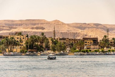 Luxor, Mısır 17.05.2018 Luxor, Mısır'da yelkenlilerle Nil nehri batı kıyısı nın kıyı şeridinin görünümü