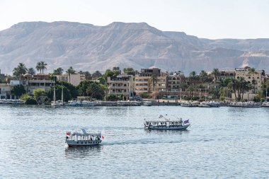 Luxor, Mısır 17.05.2018 Luxor, Mısır'da yelkenlilerle Nil nehri batı kıyısı nın kıyı şeridinin görünümü