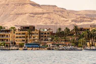 Luxor, Mısır 17.05.2018 Luxor, Mısır'da yelkenlilerle Nil nehri batı kıyısı nın kıyı şeridinin görünümü