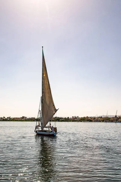 17.05.18 Aswan Egyiptom kis vitorlás Vitorlas hajo a Nílus nyugati partján — Stock Fotó