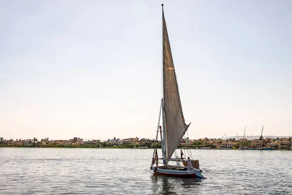 17.05.18 Aswan Egito felucca Barco à vela no rio Nilo Cisjordânia — Fotografia de Stock