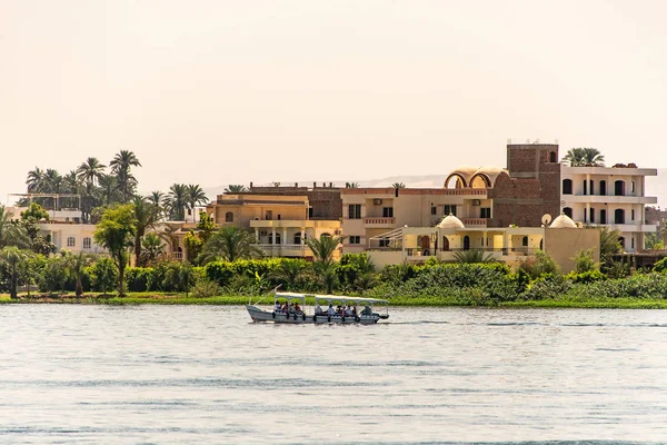 Luxor, Ägypten 17.05.2018 Blick auf die Küste der Stadt am Westufer des Nils mit Segelbooten in Luxor, Ägypten — Stockfoto