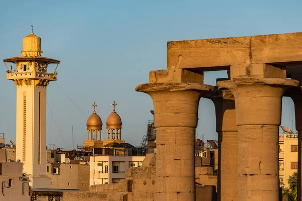 Chiesa cattolica e Moschea musulmana Torre religione Simboli insieme nel tempio di Luxor al tramonto — Foto Stock