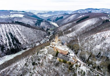 arka planda orman kar ile Brodenbach kış moselle nehri yakınında ortaçağ kale ile havadan görünümü kaya