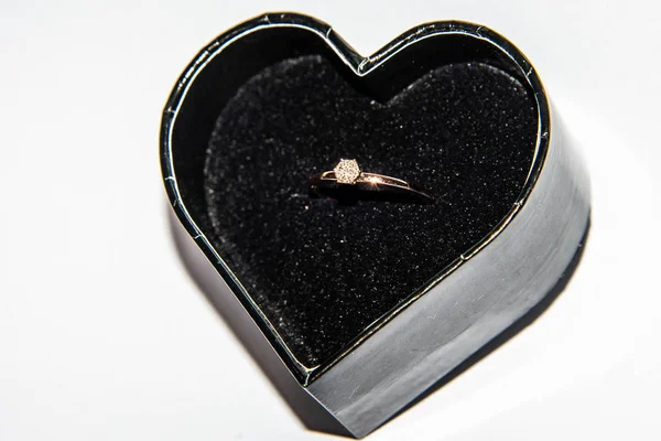 Bellissimo anello di fidanzamento lucido con diamante a forma di cuore scatola di velluto isolato su sfondo bianco San Valentino — Foto Stock