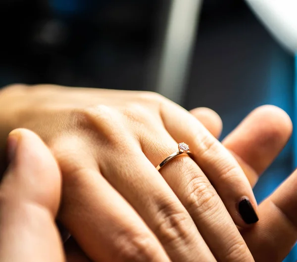 Gros plan des mains homme plaçant bague de fiançailles dans les femmes doigt pour l'amour mariage — Photo