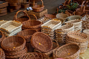 Dükkan sokakta hasır sepet satıyor - Sepetler tüccar Satıcı