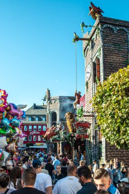 Mayen Almanya 14.10.2018 Mayen'deki Lukasmarkt'taki Renland Palantino'daki en büyük halk festivalinde insanlar fuar alanına biniyor