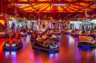 Mayen Almanya 14.10.2018 Mayen'deki Rheinland Palantino lukasmarkt halk festivalinde otoscooter kullananlar