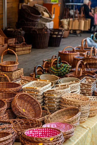 Магазин продает плетеные корзины на улице - Корзинки дилер — стоковое фото