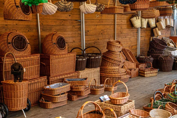 Tienda vende cestas de mimbre en la calle - Cestas comerciante Distribuidor — Foto de Stock