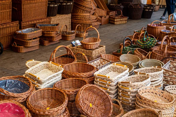 Магазин продає плетені кошики на вулиці - Торговець кошиками Дилер — стокове фото