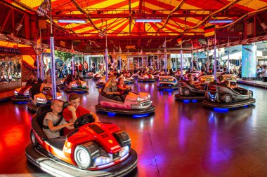 Mayen Almanya 14.10.2018 Mayen'deki Rheinland Palantino lukasmarkt halk festivalinde otoscooter kullananlar