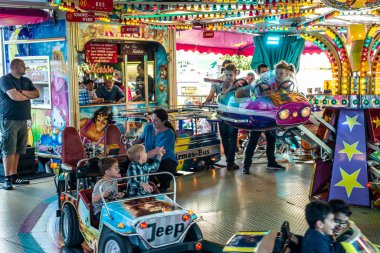 Mayen Almanya 14.10.2018 Mayen'deki Rheinland Palantino lukasmarkt halk festivalinde çocuklar atlıkarınca fuar alanına biniyor