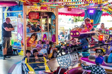 Mayen Almanya 14.10.2018 Mayen'deki Rheinland Palantino lukasmarkt halk festivalinde çocuklar atlıkarınca fuar alanına biniyor