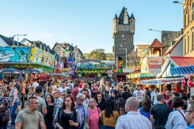 Mayen Almanya 14.10.2018 Mayen'deki Lukasmarkt'taki Renland Palantino'daki en büyük halk festivalinde insanlar fuar alanına biniyor