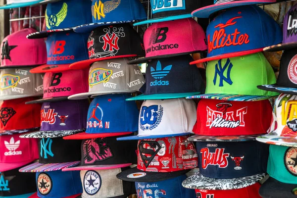 Mayen, Allemagne 14.10.2018 Équipe de baseball et magasin de casquettes comiques avec différentes casquettes de logo colorées à vendre — Photo