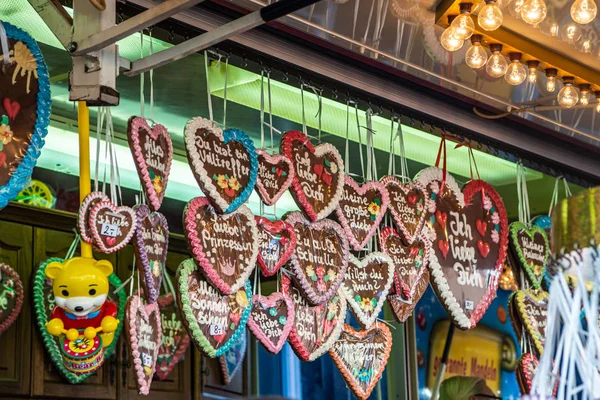 Mayen Niemcy 14.10.2018 Shop sprzedaż słodyczy pierniki serca na festiwalu w Nadrenii Palantino lukasmarkt w Mayen — Zdjęcie stockowe