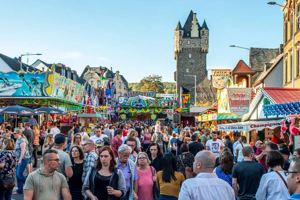 Mayen Duitsland 14.10.2018 mensen kermis ritten op grootste Folk Festival in Rijnland Palantino de lukasmarkt in Mayen — Stockfoto