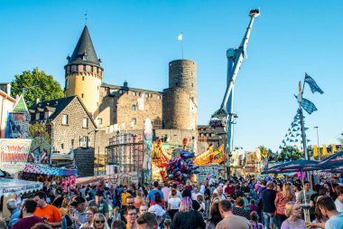 Mayen Almanya 14.10.2018 rheinland Palantino lukasmarkt Mayen halk festivalinde fuar alanında dev atlıkarınca salıncak yolculuğu