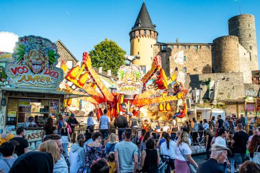 Mayen Almanya 14.10.2018 rheinland Palantino lukasmarkt Mayen halk festivalinde fuar alanında dev atlıkarınca salıncak yolculuğu