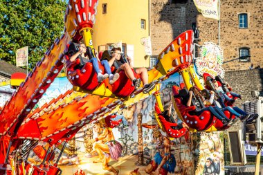 Mayen Almanya 14.10.2018 rheinland Palantino lukasmarkt Mayen halk festivalinde fuar alanında dev atlıkarınca salıncak yolculuğu