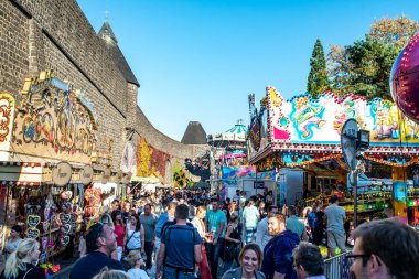 Mayen Almanya 14.10.2018 rheinland Palantino lukasmarkt Mayen halk festivalinde fuar alanında dev atlıkarınca salıncak yolculuğu