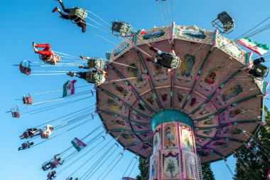 Mayen Almanya 14.10.2018 rheinland Palantino lukasmarkt Mayen halk festivalinde fuar alanında dev zincirli atlıkarınca yolculuğu