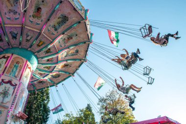 Mayen Almanya 14.10.2018 rheinland Palantino lukasmarkt Mayen halk festivalinde fuar alanında dev zincirli atlıkarınca yolculuğu