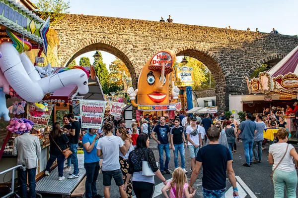 Mayen deutschland 14.10.2018 festplatz riesiger hotdog-laden beim volksfest im rheinland-pfälzischen lukasmarkt mayen — Stockfoto