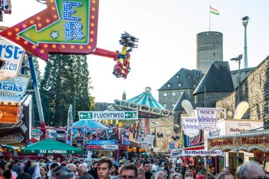 Mayen Almanya 14.10.2018 rheinland Palantino lukasmarkt Mayen halk festivalinde fuar alanında dev atlıkarınca salıncak yolculuğu