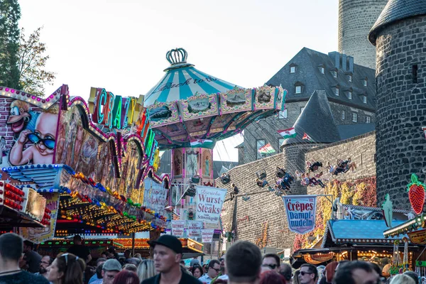 Mayen deutschland 14.10.2018 festplatz riesige karussellschaukel beim volksfest im rheinland-pfälzischen lukasmarkt mayen — Stockfoto